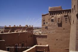 Image du Maroc Professionnelle de  La Kasbah de Taourirt fut édifiée au 17ème siècle par la tribu des Glaoui, située sur une colline au centre urbain de la ville d'Ouarzazate, cette remarquable ancienne bâtisse en pisé parfaitement conservée est l'une des plus belles constructions architecturales de la ville. La Kasbah qui ressemble à un grand château de sable incrusté dans le désert, fait partie du circuit touristique, elle a été classé Patrimoine Mondiale de l’Unesco. Ce véritable joyau de Ouarzazate permet au visiteur de découvrir l’intérieur d’une ksar où résident souvent la population berbères du sud du Maroc. Photo datant du Samedi 23 Août 1997. (Photo / Abdeljalil Bounhar) 